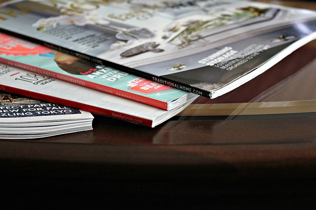 časopisy na stolku