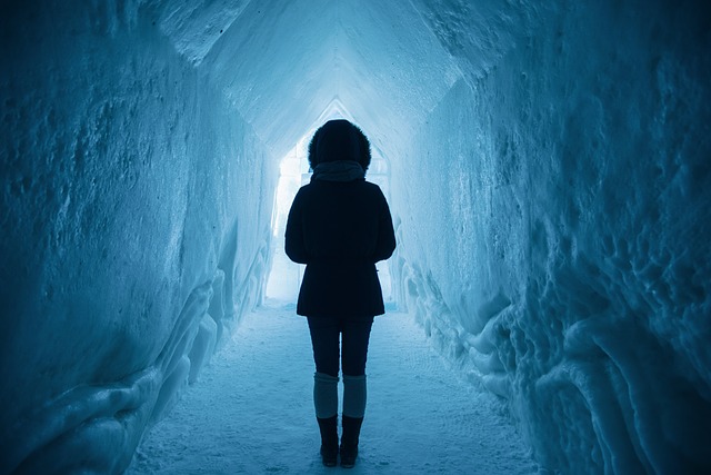 žena v ledové jeskyni