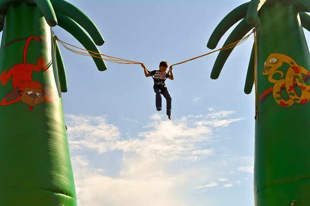 skákající chlapec v jump parku