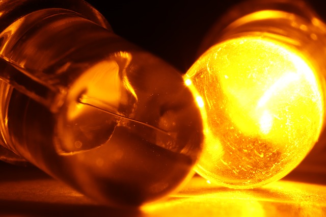 rozsvícená žlutá dioda.jpg