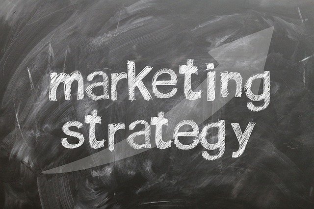 tabule s nápisem „marketingový strategie“